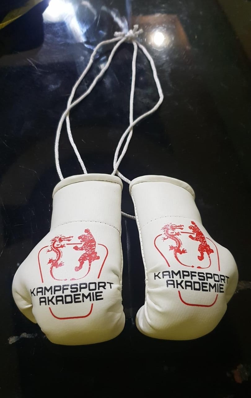 Weißer Miniboxhandschuh mit schwarz / roter Bedruckung, Preis auf Anfrage! Weißer Miniboxhandschuh mit schwarz / roter Bedruckung, Preis auf Anfrage!