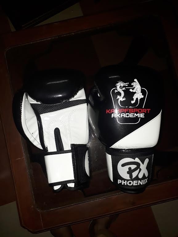 Boxhandschuhe "Kampfsport Akademie" s/w, PU 10 Oz, Preis auf Anfrage!