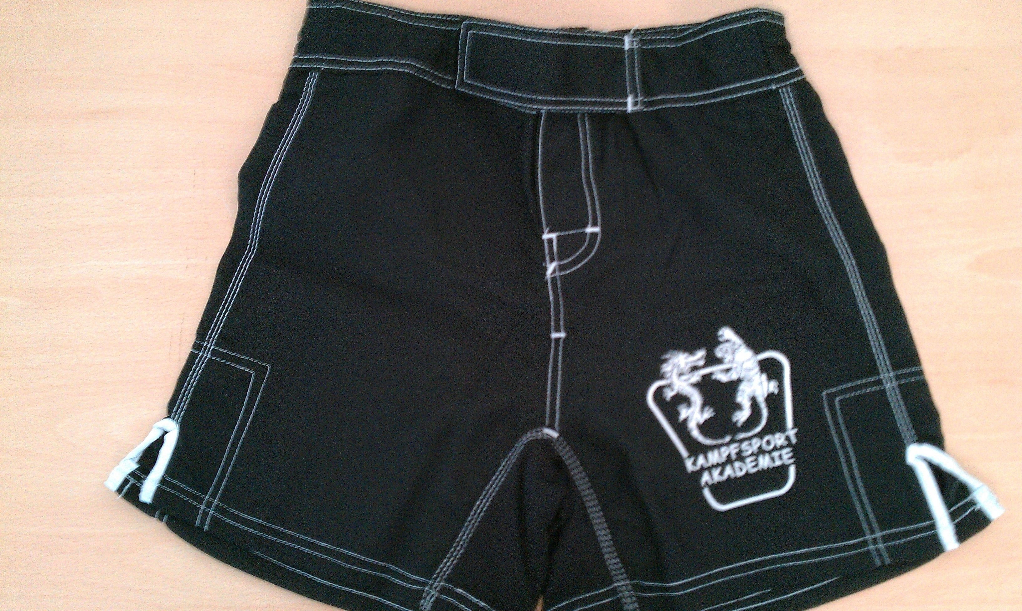 MMA Shorts schwarz mit Bestickung S, Preis auf Anfrage!