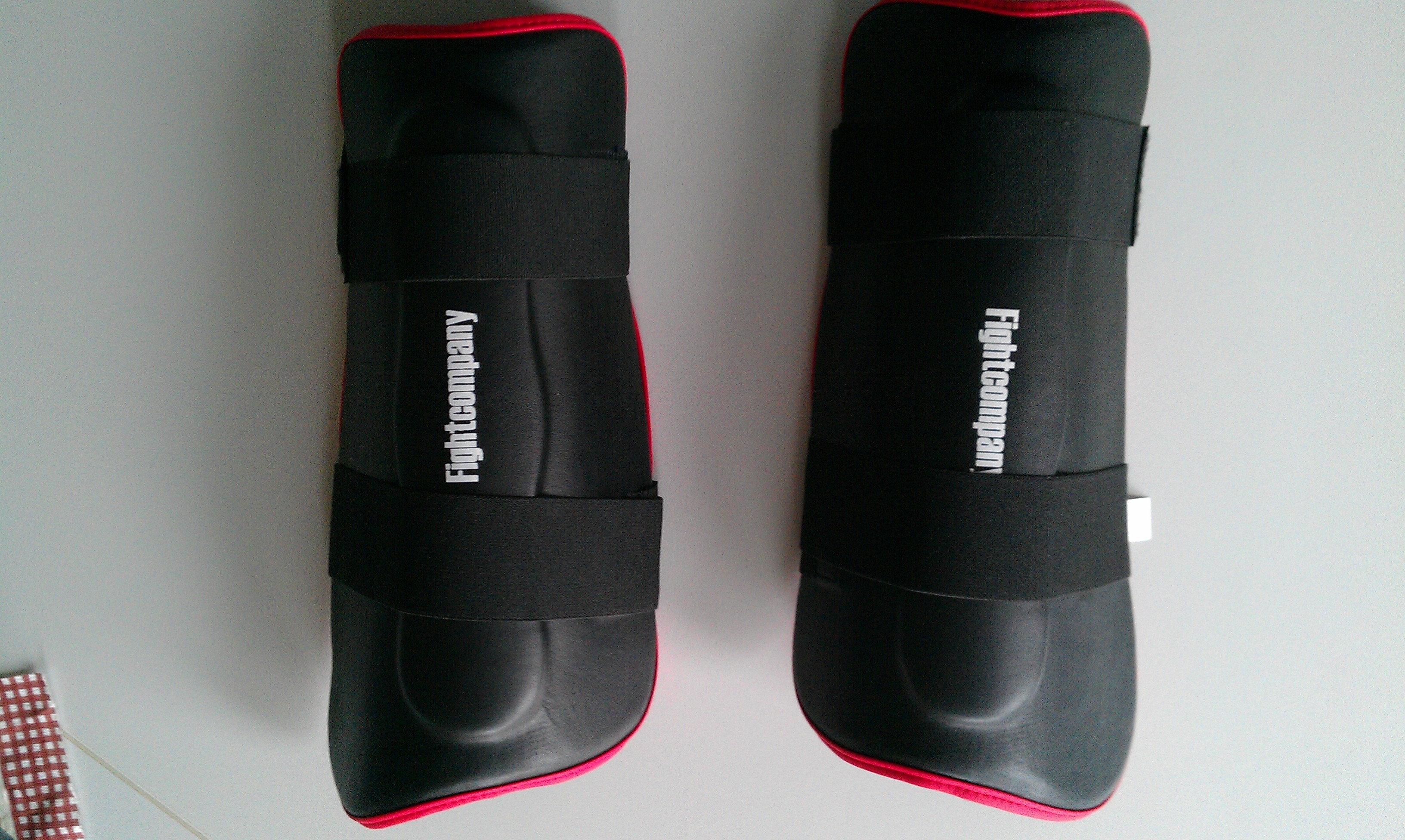 Schienbeinschutz PU, wie bemustert, schwarz-rot Gr. XL Schienbeinschutz PU, wie bemustert, schwarz-rot Gr. XL