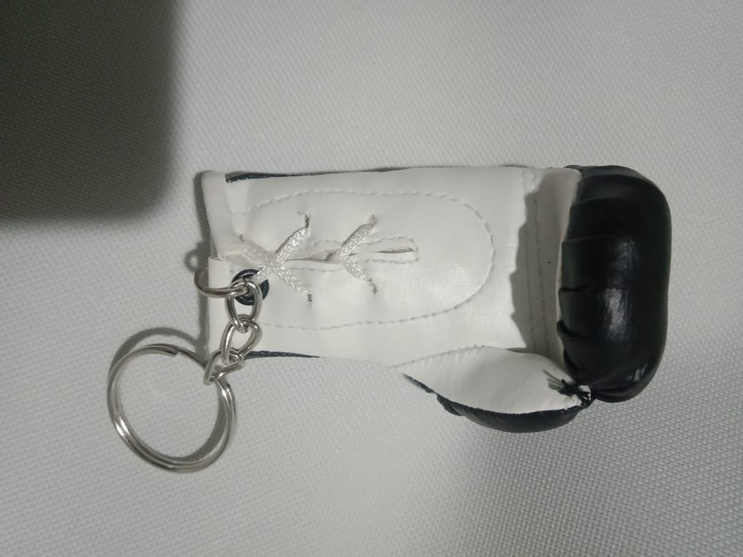 Weißer Miniboxhandschuh mit schwarz / roter Bedruckung, Preis auf Anfrage!