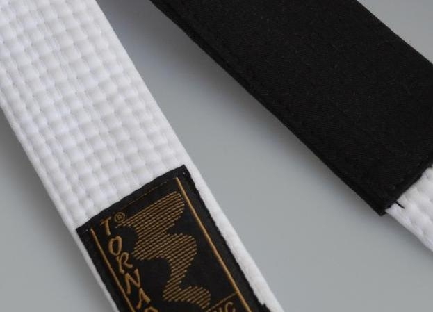 BJJ Gürtel weiß, schwarzer Balken, 300 cm BJJ Gürtel weiß, schwarzer Balken, 300 cm