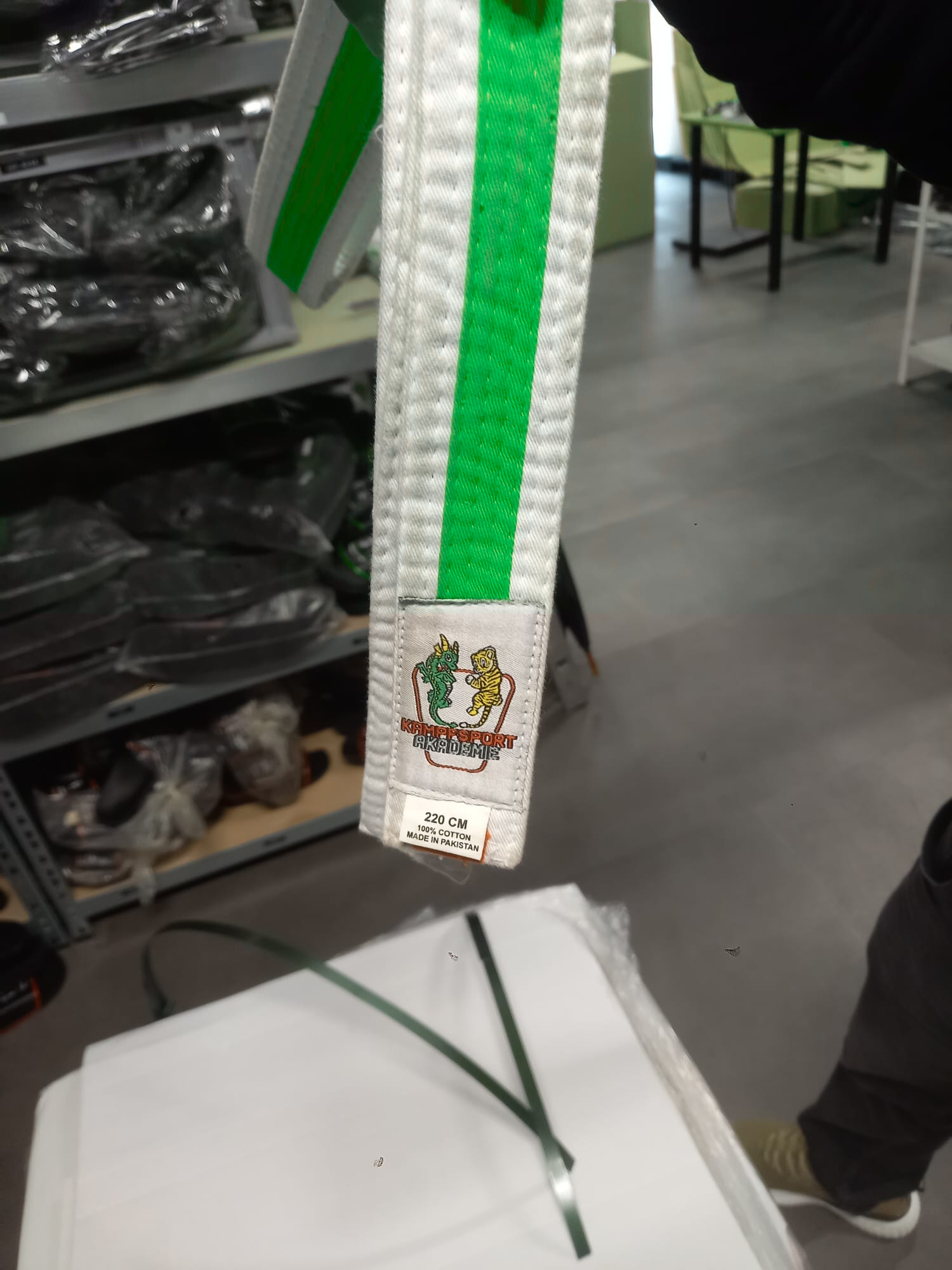 "Kampfsport Akademie" Gürtel Weiß KIDS Mittelstreifen Grün 220cm "Kampfsport Akademie" Gürtel Weiß KIDS Mittelstreifen Grün 220cm