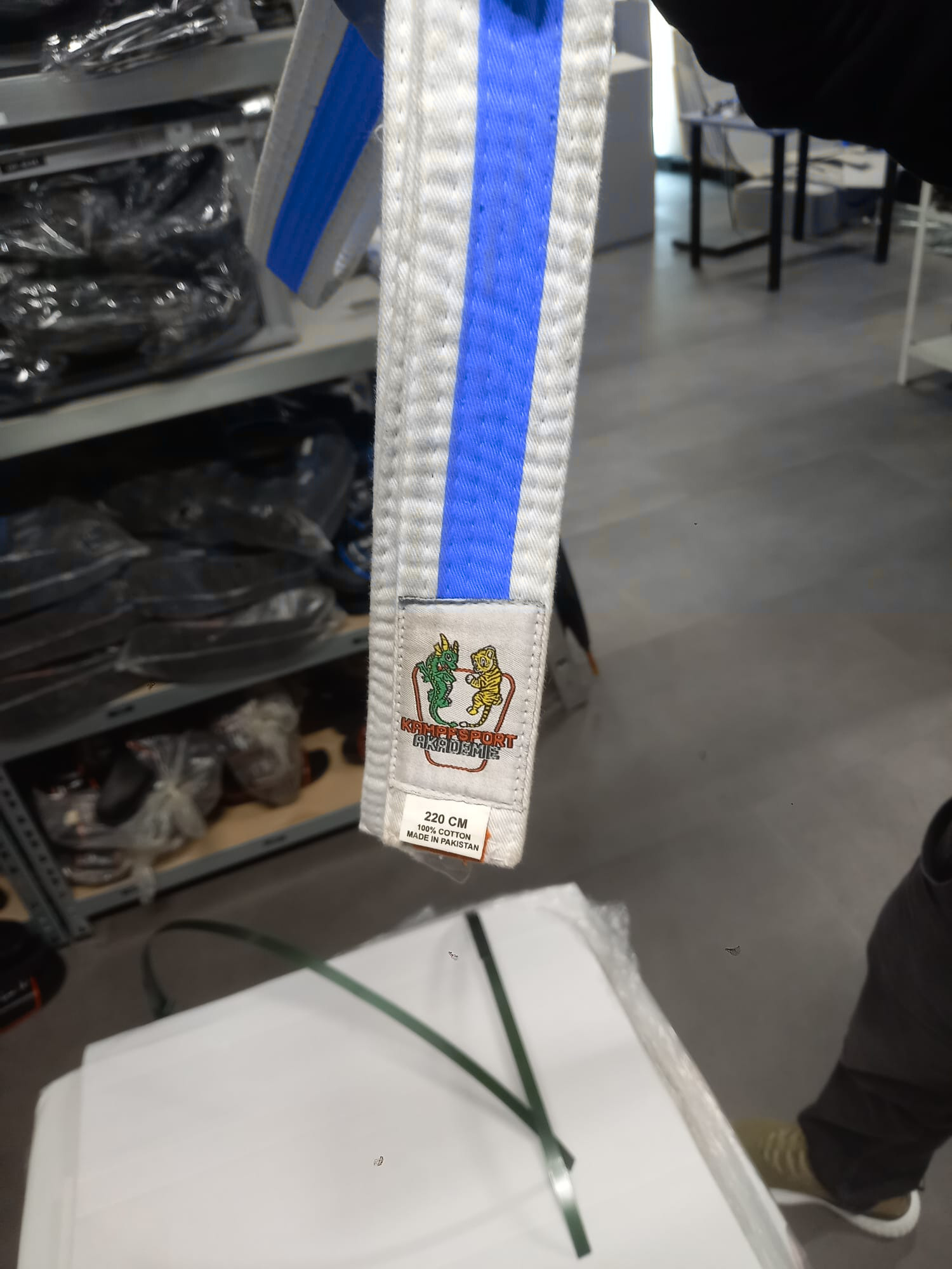 "Kampfsport Akademie" Gürtel Weiß KIDS Mittelstreifen Blau 240cm "Kampfsport Akademie" Gürtel Weiß KIDS Mittelstreifen Blau 240cm