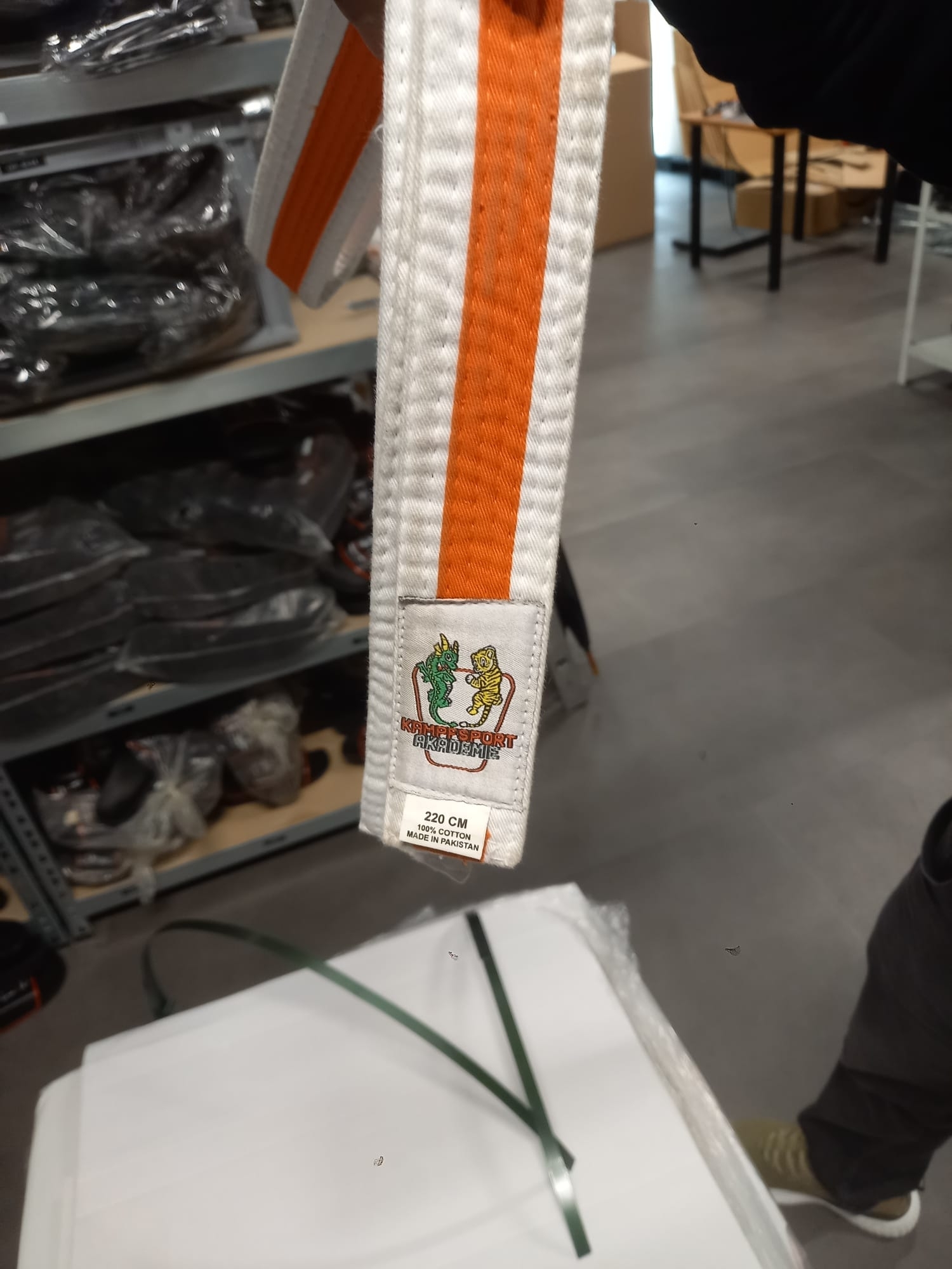 "Kampfsport Akademie" Gürtel Weiß KIDS Mittelstreifen Orange 220cm "Kampfsport Akademie" Gürtel Weiß KIDS Mittelstreifen Orange 220cm