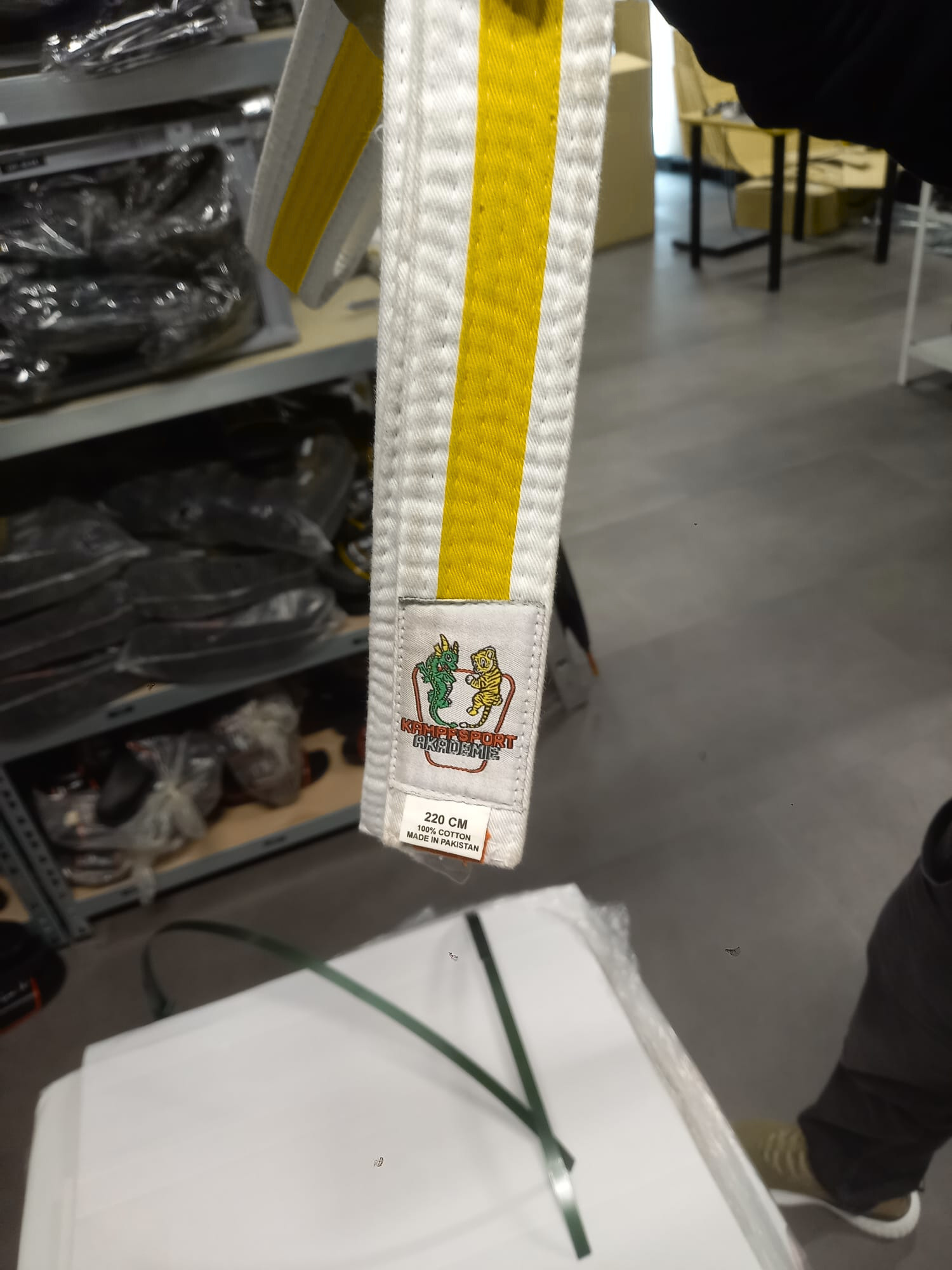 "Kampfsport Akademie" Gürtel Weiß KIDS Mittelstreifen Gelb 220cm "Kampfsport Akademie" Gürtel Weiß KIDS Mittelstreifen Gelb 220cm